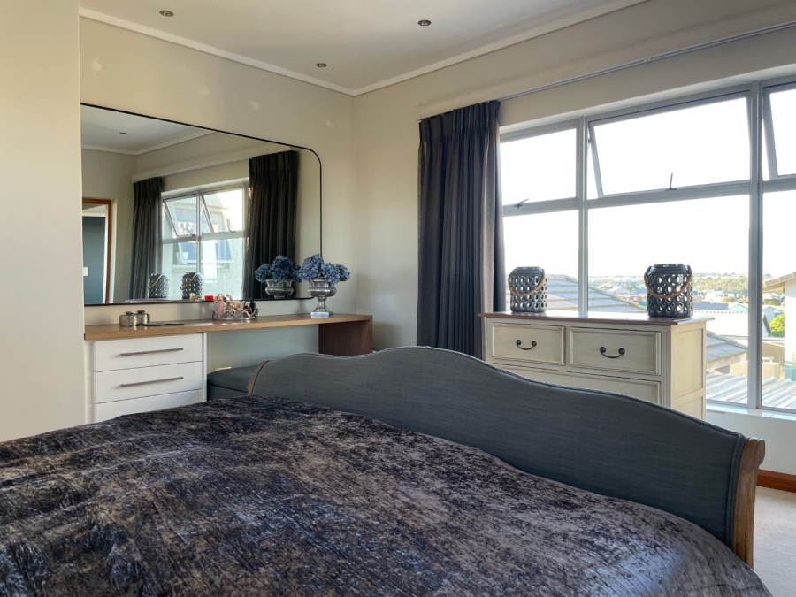 5 Bedroom Property for Sale in Oubaai Western Cape